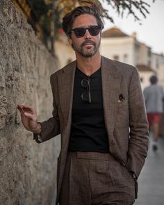 Men’s Modern Suits, Men’s Brown Suit Outfit, Textured Suits For Men, Men’s Suit Inspiration, Black And Brown Suit Men, Modern Men’s Suits, Mens Sartorial Style, Men’s Suit With Tshirt, Mens Work Suit