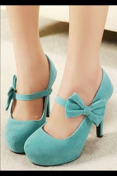 ADORABLE 70s Shoes Women, Stile Pin Up, Bow Outfit, 70s Shoes, French Shoes, Women High Heels, Cute Heels, Fabulous Shoes