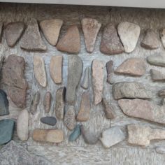 there are many different rocks on the wall