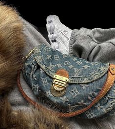 Nike Shox Tl, Louis Vuitton Denim, Denim Purse, Nike Shox, Pretty Bags, Friend Outfits, Lucky Girl, Parisian Chic, Denim Bag