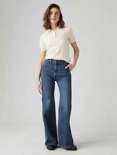 Our highest high rise, now with a flare leg. These Ribcage Bell jeans;with their soaring 12-inch rise;have become a waist-defining, leg-lengthening obsession. This fit will show off your figure and make you feel as amazing as you look. A versatile fit with a flattering high rise Made with a super high 12-inch rise Finished with a bell leg cut A waist-defining, leg-lengthening obsession Crafted with a hint of stretch Mens Jeans Guide, Levi's Ribcage, Ribcage Jeans, Bell Jeans, Levis Outfit, Loose Jeans, Jeans Bootcut, Tapered Jeans, Short En Jean