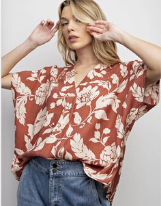 Let your style bloom with our Masie floral print top. With a flattering v neck, flowy kimono sleeves, and stylish side slits, this loose top will keep you looking and feeling fresh. Perfect for a playful and laid-back look! oversized (xl can easily do a large) Oversized Floral Print Winter Tops, Flowy V-neck Printed Tops, V-neck Linen Tops With Floral Print, Oversized Floral Print Button-up Blouse, Floral Print Linen V-neck Top, Adventurous Women, Kimono Sleeve, Loose Tops, Floral Print Tops