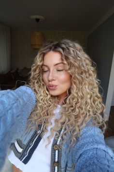 Winter Wheat Hair Color, Pin Curl Perm, Warm Blonde Curly Hair, Blonde Balayage Curly Hair Natural, Strawberry Blonde Curly Hair, Perm Ideas, Hair Doos, Highlights Curly