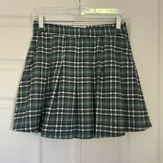 Hollister Pleated Plaid Skirt With A High Rise Look And Side Zipper. Slight Stretch To The Waist And To Keep It Nice And Comfy And Never Worn!! White Plaid Skirt, Green Plaid Skirt, Plaid Pleated Skirt, White Plaid, Green Plaid, Plaid Skirts, Green Skirt, Side Zipper, Hollister