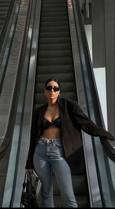 Standing Instagram Poses, Ig Aesthetic Pictures, Genz Photography, Outfits Boujee, Ivona Zupet, Coat Outfit, Foto Poses, Looks Chic, Insta Photo Ideas