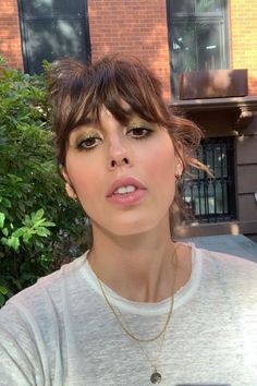 Violette Fr Style, Jeanne Damas Hair, Fun Eyeshadow Looks, Makeup Artist Tutorial, Out Of My Comfort Zone, Best Eyeshadow, Runway Makeup, Minimal Makeup, Gold Eyeshadow