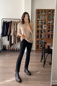 Casual Turtleneck Outfit, Scotland Clothes, Turtleneck Outfit, Mode Tips, Look Jean, Cashmere Turtleneck, Ribbed Turtleneck, Winter Outfits For Work, Autumn Outfit