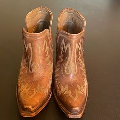 Ariat Western Boots Size 8 Western Heeled Boots With Stacked Heel, Western Slip-on Boots With Reinforced Heel, Western Slip-on Boots For Fall, Casual Leather Heeled Boots For Rodeo, Brown Slip-on Boots With Stacked Heel, Ariat Western Boots, Ariat Shoes, Leather Booties, Western Boots