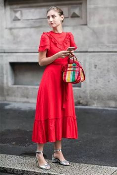 Vestido vermelho no trabalho? Sim! Amamos essa ousadia e para deixar o look zero fora de contexto, aposte em um salto mini blocado e bolsa de feira! it girl - vestido-vermelho-sandalia-prata - vestido  - inverno - street style Moda Over 40, Garden Wedding Dresses, Outfit Trends, Vestidos Vintage, Red Outfit, Fashion Over 40, Mode Vintage