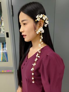 Thai Ear Cuff, Haldi Look For Bride, Wedding Flower Jewelry, Terracotta Jewellery Designs, Dried Flower Jewelry, Wire Wrap Jewelry Designs, Jewelry Fashion Trends, Gold Earrings Designs