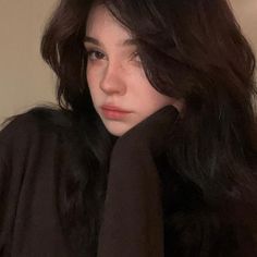 Mode Ulzzang, Image Swag, Hair Tutorials For Medium Hair, School Looks, Aesthetic Women, Foto Ideas Instagram, Feminine Aesthetic, Pretty Selfies, Dark Hair