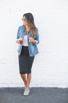 Aprenda a criar looks cheios de estilo e elegância sem salto alto. Confira dicas de peças, calçados e combinações para produções refinadas e confortáveis. How To Wear Sneakers, Outfit Essentials, Skirt Diy, Pencil Skirt Outfits, Rock Outfit, Skirt And Sneakers, Skirt Denim, Mode Casual, Black Pencil Skirt