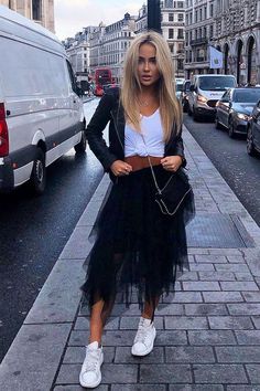 Black Tulle Skirt Outfit, Tulle Skirt Outfits Casual, Black Tulle Skirt, Looks Adidas, Tulle Skirts Outfit, Tulle Skirt Black, Tulle Midi Skirt, Moda Chic, Elegante Casual