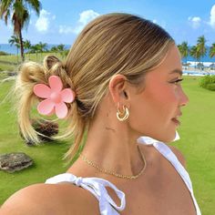 Preppy Hairstyles, Clip Hairstyles, Aesthetic Board, Claw Hair Clips, Hair Claw Clip, Claw Clips, روتين العناية بالبشرة, Flower Hair Clips, Flower Hair