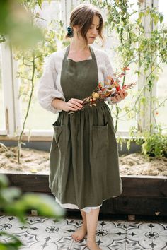 This forest green natural linen pinafore apron is made from 100% soft and washed linen. This versatile apron is perfect for gardening and also for protecting your clothes when cooking delicious meals.  It has deep pockets where you can keep your treasured belongings or tools that you need for cooking, gardening, making art and etc.  PRODUCT DETAILS - Fabric: 100% medium weight linen (205 g). Сertificate Oeko-Tex Standard 100 - Below-the-knee length SIZING One size XS-XL. Dimensions: Length: 98 c Forager Apron Pattern, Forager Apron, Vintage Linen Apron, Cottagecore Apron, Cooking Apron Cottage Core, Linen Pinafore Apron, Apron Vintage, Linen Pinafore, Apron For Women