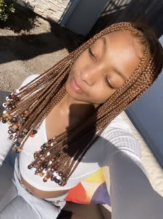 Blonde Knotless With Beads, Short Blonde Box Braids With Beads, Brown Braids For Black Women With Beads, Brown Braids With Brown Beads, Light Brown Braids With Beads, Long Ginger Braids With Beads, Short Brown Knotless Braids, Brown Short Braids With Beads, Box Braids With Brown Beads