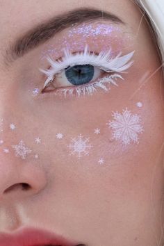 Christmas Makeup Looks Simple, Christmas Eye Makeup Ideas, Creative Christmas Makeup, Eyeliner Creative, Christmas Eyeliner, Snowflake Makeup, Snow Makeup, Reindeer Makeup, Makeup Looks Winter