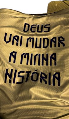 a gold cloth with the words deus vai munara a minna nistoria printed on it