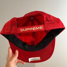 New Without Tag, Never Worn, F/W2018 Classic Red Hat With Embroidered Logo, Red Sporty Snapback Hat For Streetwear, Sporty Red Snapback Hat For Streetwear, Classic Red Visor Baseball Cap, Red Casual Snapback Hat With Embroidered Logo, Red Urban Snapback Hat, Urban Red Snapback Hat, Classic Red Baseball Cap With Visor, Urban Style Red Snapback Hat