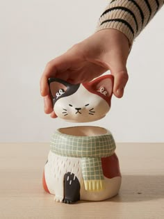 Adorable chubby and cold-sensitive cats will bring good mood and be a great addition to your home. Characterized by a super "cute" design thanks to their full cheeks, angry look and small paws, these containers hide a little surprise. By lifting the lid, you will find a small fish bone at the bottom of the jar! Not to mention the care and research dedicated to the patterns of their large and soft scarves. Each cat is a unique piece and has been numbered, which is why only one cat per variant is Cat Pot, Cat Ceramics, Clay Jar, Pottery Pots, Pottery Inspo, Small Fish, Clay Animals, Ceramics Pottery Art, Cute Clay