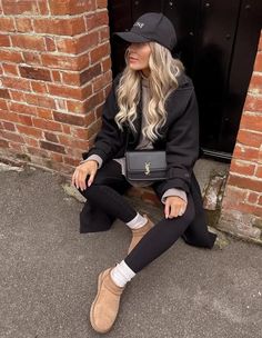 25 Casual Black Leggings Outfits For Low-Key Looks Leggings Outfit For Work, Black Leggings Outfits, Stylish Leggings Outfit, Leggings Outfit Ideas, Leggings Outfit Winter, Leggings Outfit Casual, Look Legging, Black Leggings Outfit, Leggings Outfits