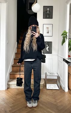 Wide Jeans Outfit Fall, Styling A Black Tshirt, Casual Edgy Outfits Fall 2024, Oversized Denim Shacket Outfit, Denver Street Style, Outfit Inspo Casual Winter, Winter Outfits Los Angeles, Ashtyn Bodensteiner, Tomboy Winter Outfits