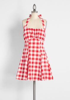 We think this oh-so-retro mini dress from UK brand Collectif is just a perfect summer must-have for so many reasons. The timeless red and white gingham print inspires Rockwell-esque imagery of a summer picnic. The gathered milkmaid-style bust with thick halter straps that tie at the back allows for some light sunbathing. The shorter length of the pleated swing skirt and the smocked panel at the back offers comfort and ease of fit that are perfect for those hot days you just want to slip into som Plus Size Vintage Clothing, Red Gingham Dress, Easter Dresses For Women, 1950s Fashion Women, Modcloth Dress, Vintage Sundress, Designer Plus Size Clothing, Plus Size Shirt Dress, Cute Red Dresses