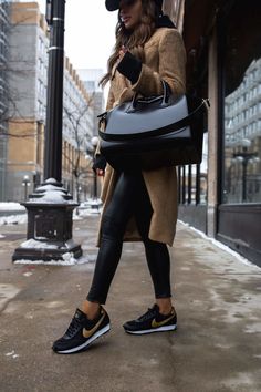 Black Nikes Women Outfit, Nike Sneakers Work Outfit, Black Nike Outfit Women, Dress With Trainers Outfits, Black Sneakers Outfit Winter, Nike Sneakers Outfit Street Styles, Classy Converse Outfit, Nike Street Style Women, Nike Shoes Women Outfit Street Style