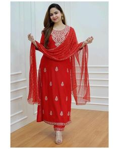 Traditional Dresses Indian, New Designer Kurtis, Kurti Pant With Dupatta, Women Kurti, Rayon Kurti, Partywear Dresses, Kurti Pant, Zari Embroidery, Indian Gifts