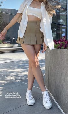 Beige Mini Skirt Outfit, Mini Skirts Outfits Summer, Skirt Outfit Summer, Effortlessly Chic Outfits, Miniskirt Outfits, Hip Hop Outfits, Summer Fashion Outfits, Fancy Dresses