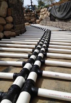 the pipes are lined up on the ground to be used for water supply and drainage