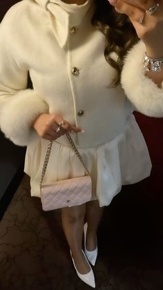 Stile Old Money, Daisy Marc Jacobs, Stockholm Girl, Ariana Grande Cat, Bow Coat, Holiday Outfit Inspo, Malina Weissman, Preppy Old Money, New York Vibes