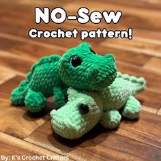 two crocheted alligators sitting on top of a wooden floor with the caption no - sew crochet pattern