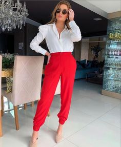 Calça pantacourt, calça clochard, calça moletom são opções perfeitas para quem quer fugir da calça jeans. Oufits Casual, Colored Pants, Red Pants, Without Makeup, Effortless Chic, Business Attire, Looks Style, Office Outfits, Elegant Outfit