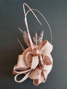 Elegant Blush Fascinator. Comes with clips and headband for a secured and comfortable look. This will be a great way to add elegance to any, bridesmaid, rehearsal dinner, Wedding guest, cocktail party, or church outfit. - Rare find - Lightweight - Ready to ship - Fast Shipping - Free Shipping - Group discount available - Customize by adding different color flowers and or feathers It comes in other colors see their links below: Check my store for styles and colors. etsy.com/shop/Hatsandpearls Fin Blush Fascinator, Kentucky Derby Style, Fascinator Hats Diy, Hat Tea Party, Easter Hat, Fascinator Wedding, Derby Fascinator, Hat Wedding, Easter Hats