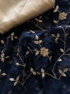 Navy Blue Dupatta Combination Suit, Golden Blouse Saree Combination, Golden Lengha Combination, Navy Blue Organza Saree, Navy Blue Combination Dress, Navy Blue Lehenga Color Combinations, Royal Blue Lehenga Color Combinations, Saree With Golden Blouse, Golden Embroidery Design