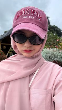 Ootd Poses, Cap Outfit, Hijab Aesthetic, Casual Hijab Outfit, Hijabi Outfits Casual, Muslimah Fashion Outfits, Hijab Fashion Inspiration, Outfit Hijab, Easy Trendy Outfits