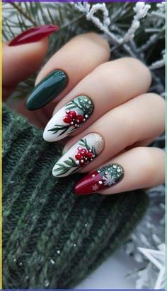 Christmas Nails Green And Red Xmas, Nail Art Natale, Xmas Nails Green, Chrome Winter Nails, Holly Nail Art, Chrome Christmas Nails, Nail Art Noel, Red Chrome