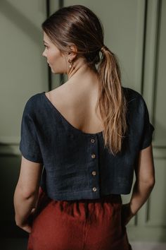 "A pretty linen crop top with an open back with buttons and an oval neckline. Loose and with short sleeves- the perfect top for hot summers! Choose from 15 colors and 6 sizes. * ABOUT This listing is for 1 LISA linen crop top, open back with buttons Medium-weight linen (approx. 190 gsm) Made from 100% certified European linen (OEKO TEX certified) Stone washed for maximum softness Available in XS, S, M, L, XL, XXL Available in 15 colors * SIZES AND COLORS IN THE PICTURES Model Rasa is 168cm/5'5\" and wearing charcoal LISA in size S. Please note that colors may vary due to different monitors and browsers. To ensure that you get the exact color you desire, we recommend ordering linen swatches: https://www.etsy.com/listing/922916804/linen-fabric-color-swatches-amourlinen * SIZE CHART XS: US 2- Summer Linen Tops With Buttons, Cropped Linen Summer Blouse, Summer Cropped Linen Blouse, Fitted Summer Blouse With Button Back, Chic Linen Short Sleeve Crop Top, Chic Short Sleeve Linen Crop Top, Summer Fitted Blouse With Button Back, Chic Linen Crop Top With Short Sleeves, Chic Summer Blouse With Button Back