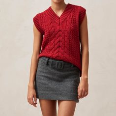 Chaleco de punto rojo
El Cosy es un chaleco de punto rojo con escote en V que tiene detalles trenzados y ribetes acanalados que aportan textura a la prenda. Hay muchas formas de llevarlo y es perfecto para jugar con las capas, queda igual de bien con una camisa debajo que por sí solo. Red V-neck Sweater Vest For Winter, Red Vest For Fall Layering, Chunky Knit Sweater Vest For Layering, Fitted Cable Knit Sweater Vest For Layering, Winter V-neck Chunky Knit Sweater Vest, Fitted Textured Knit Vest For Fall, Fall Textured Knit Fitted Vest, Fitted V-neck Cable Knit Top, Red Knit Sweater Vest For Fall