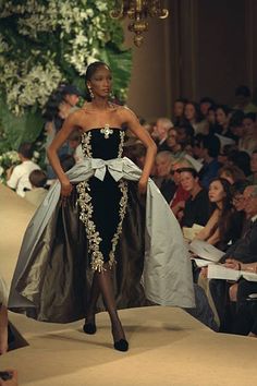 1,687 Yves Saint Laurent 1997 Photos and Premium High Res Pictures - Getty Images Ysl Paris, Haute Couture Runway, Fashion 1980s, St Laurent, Vintage Gowns