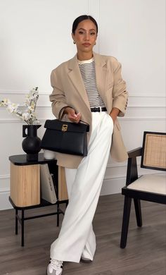 White Blazer Outfit Summer, Cream Pants Outfit, Striped Top Outfit, Interview Outfits, Look Formal, Corporate Fashion, Corporate Outfits, Winter Mode