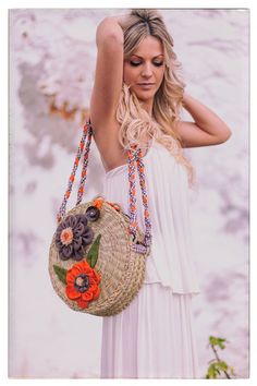 Esparto Bolsa Redonda con asas de tela de por MadeinFrigiliana Round Straw Bag, Rattan Bag, Wicker Bags, Handbag Pattern, Round Bag, Straw Bags, Crochet Purse Patterns, Boho Bags, Crochet Bags Purses