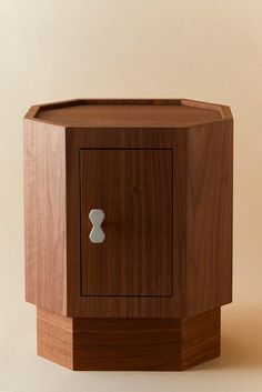 Chevet Otto Bedside Tables in Natural Walnut Bedside Table Design, Ceramic Furniture, Team Board, Custom Made Furniture, Duvet Bedding, Casegoods, Bedside Tables, Furniture Pieces, Joinery