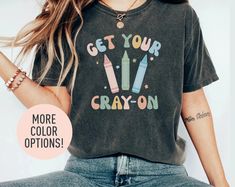 This Get Your Cray-on shirt is the perfect birthday gift and teacher's day gift for all teachers! All of our shirts are made with the highest quality materials and are super soft and cozy! 💚 HOW TO ORDER 💚 1. Check our photos for sizing and color options. 📏 2. Choose your quantity.  Feel free to add as many shirts as you wish! ✨ 3. Select your size and color from the drop-down menus. ✨ 4. Click "ADD TO CART" to add the shirt to your virtual cart. 🛒 5. Click "PROCEED TO CHECKOUT" to purchase Fun Tops For Birthday And Back To School, Casual Tops For Birthday And Back To School, Fun Letter Print Shirt For Teacher Appreciation, End Of School Year Gift T-shirt, Casual T-shirt For End Of School Year Gift, Casual T-shirt For Back To School Gift, Cotton T-shirt For Back To School Gift, Cotton T-shirt As Back To School Gift, Cotton T-shirt For School Gift