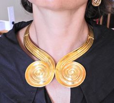 Lalaounis Greece Swirl Motif Gold Collar Necklace - Oak Gem Elegant Gold Swirl Necklace, Motifs Design, Gold Collar Necklace, Green Photo, Gold Collar, Motif Design, Shiny Things, Jewelry Inspo, Collar Necklace