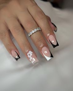 Black And White Nails With Flowers, March Nails Ideas Spring, Short French Tip Acrylic Nails Design, Nursing Nails, Shirt Nails, Acrylic Nails Nude, Designs For Short Nails, Nails Sparkle, Winter Nails Acrylic