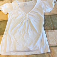 New York And Company V-Neck T-Shirt White 100% Cotton Actually Small Brand New Without The Tags. Perfect Condition Never Worn. Pet Free And Smoke Free Home Puffed Sleeve Top, Baby Graphic Tees, Xmas List, New York And Company, T Shirt And Jeans, Feminine Outfit, Grey Shirt, Sleeves (women), Casual Tee