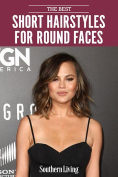 Best Haircuts 2023 Women, Round Hairstyles Face, Chrissy Teigen Hair Short, Round Face Haircuts 2023, Side Swept Bangs Long Hair With Layers Round Faces, Hair Styles For Round Faces 2023, Medium Bob For Round Face, Medium Haircuts For Round Face Shape, Haircuts Thinning Hair Round Face