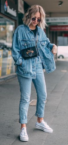 Como usar all star no look da balada - Guita Moda. Jaqueta jeans oversized, blusa preta, mom jeans, tênis branco plataforma Denim Jacket Outfit, All Jeans, Trendy Swimwear, Double Denim, Oversized Denim Jacket, 가을 패션, Mode Inspiration